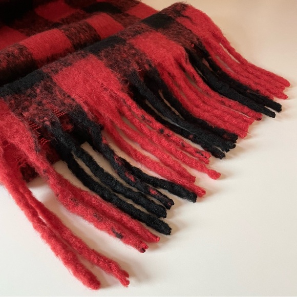 Buffalo Plaid, Cozy, Chunky Fringe Trimmed Ends, Red & Black, Wrap, Lap Blanket - Picture 5 of 7